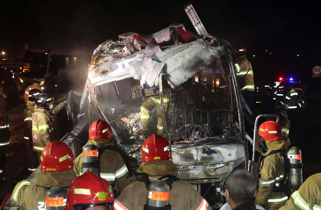 Δέκα νεκροί σε φωτιά τουριστικού λεωφορείου στη Νότια Κορέα – ΦΩΤΟ