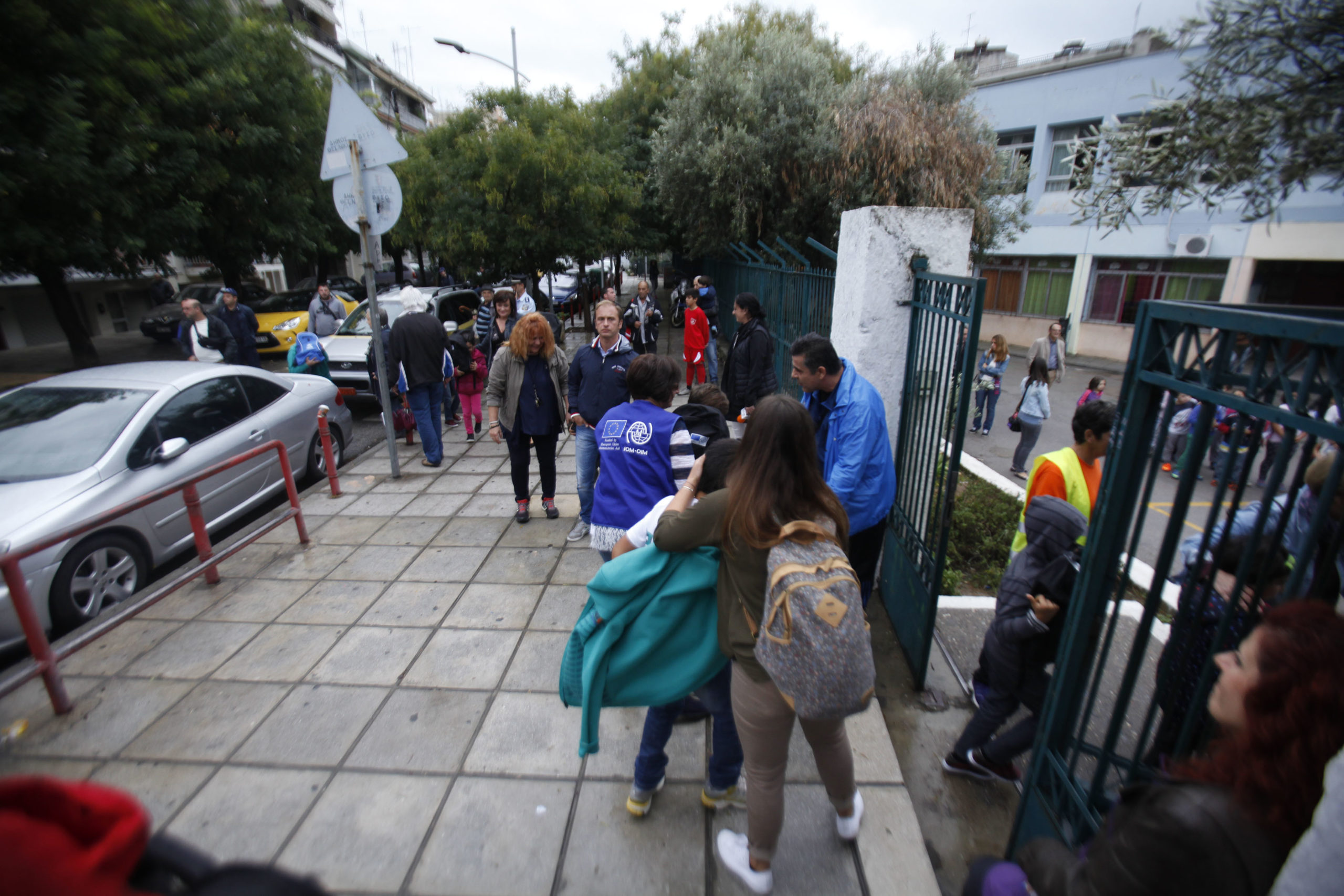 “Καλωσήρθατε” φώναξαν οι μαθητές του 67ου δημοτικού σχολείου Θεσσαλονίκης στους πρόσφυγες – ΒΙΝΤΕΟ