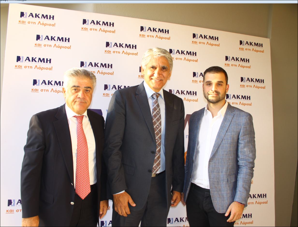 “Ο Παναγιώτης Γιαννάκης με φόντο το ΙΕΚ ΑΚΜΗ στη Λάρισα”
