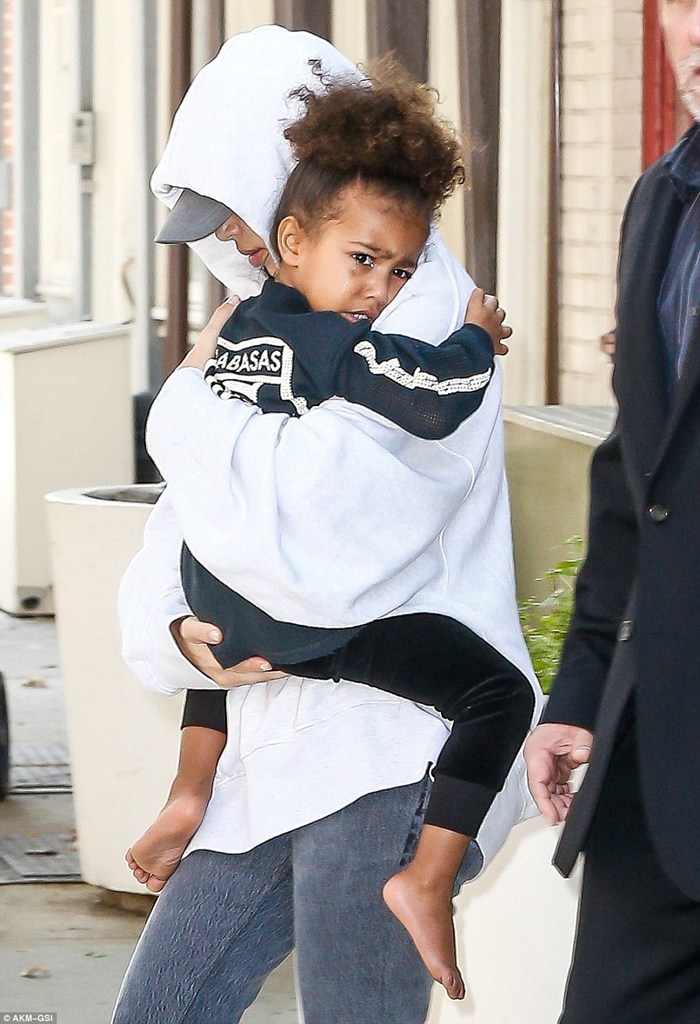 Η πρώτη εμφάνιση της Κιμ Καρντάσιαν μετά τη ληστεία στο Παρίσι – ΦΩΤΟ