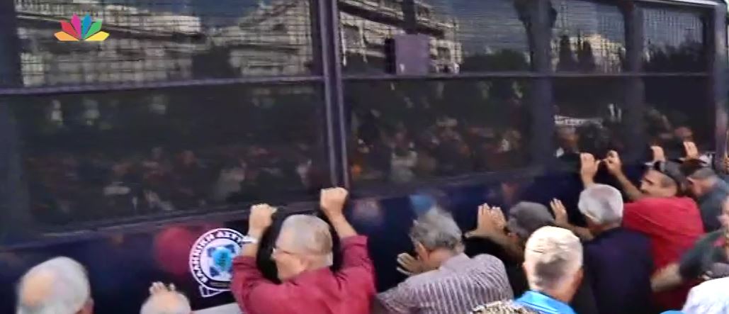 Ένταση και δακρυγόνα στην πορεία των συνταξιούχων – ΦΩΤΟ – ΤΩΡΑ