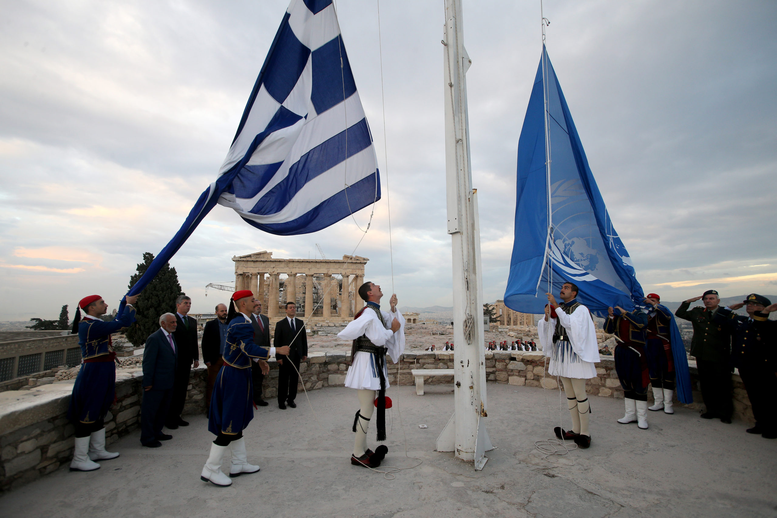 Η έπαρση της σημαίας του ΟΗΕ στην Ακρόπολη – ΦΩΤΟ