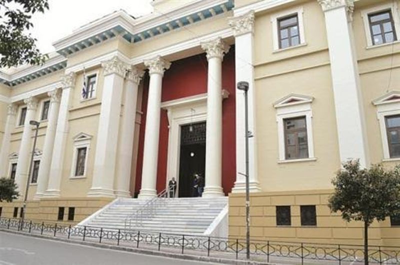 Σοκ στα δικαστήρια Πατρών – Δεν άντεξε την καταδίκη και κάρφωσε στυλό στον λαιμό του