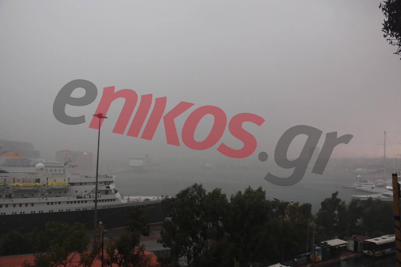 Σκοτείνιασε ο ουρανός στον Πειραιά – ΤΩΡΑ – ΦΩΤΟ