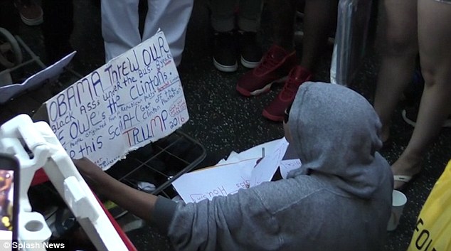 Άστεγη φρουρεί το αστέρι του Τραμπ – ΒΙΝΤΕΟ