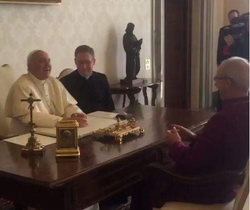 Το ανέκδοτο που έκανε τον Πάπα Φραγκίσκο να ξεκαρδιστεί – ΒΙΝΤΕΟ