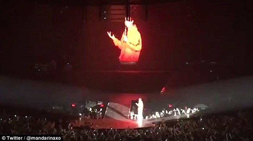 Έξαλλος ο Μπίμπερ- Πέταξε το μικρόφωνο και εγκατέλειψε τη σκηνή – ΒΙΝΤΕΟ