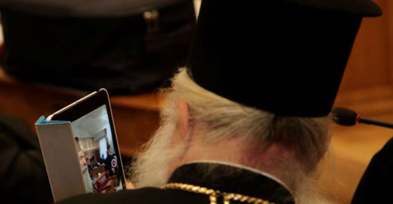 Πάτρα: Ιερέας τάζει τάμπλετ σε παιδιά για να πάνε στο Κατηχητικό