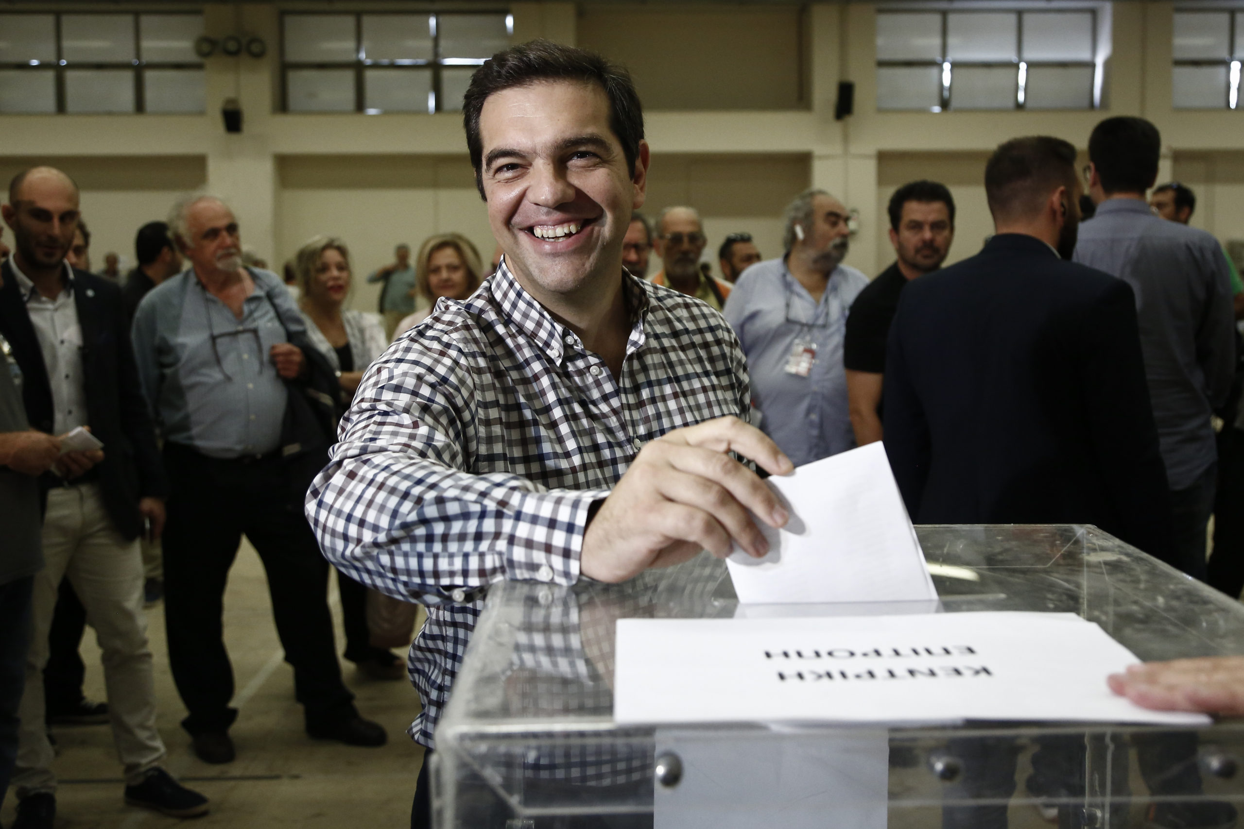Η ψήφος του Αλέξη Τσίπρα στο Συνέδριο του ΣΥΡΙΖΑ – ΦΩΤΟ