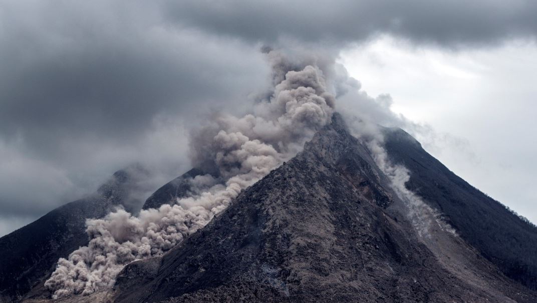 Εξερράγη ηφαίστειο στην Ινδονησία – Σε ύψος τριών χιλιομέτρων η ηφαιστειακή στάχτη