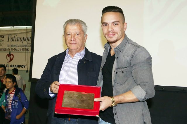 Αποθέωση του Πετρούνια από 2000 μαθητές στη Νέα Σμύρνη – ΦΩΤΟ