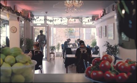 Διάσημοι οδηγοί αγώνων τρώνε καρπούζι και παίζουν τάβλι σε ελληνική ταβέρνα – ΒΙΝΤΕΟ