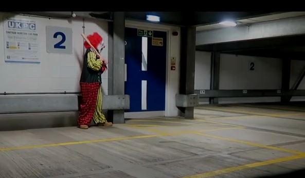 Ντύθηκε κλόουν για να τρομοκρατήσει και… κατέληξε στο νοσοκομείο – ΒΙΝΤΕΟ