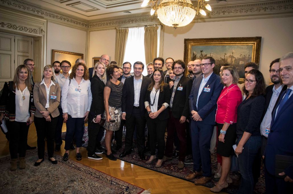 Η ΦΩΤΟ που ανέβασε ο Τσίπρας με Ευρωπαίους δημοσιογράφους