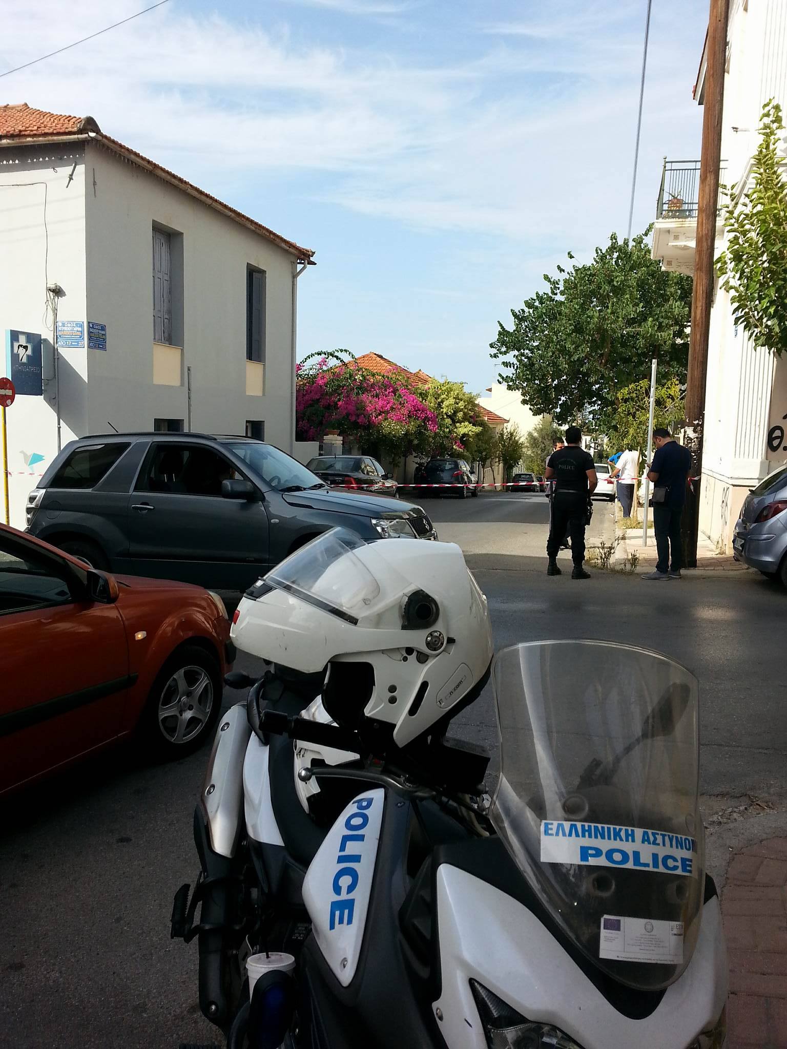 Νεαρός άντρας απειλεί να πέσει από ταράτσα στα Χανιά – ΤΩΡΑ – ΦΩΤΟ