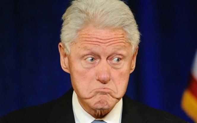 Προσφέρει 5.000 δολάρια σε όποιον φωνάξει: «Ο Μπιλ Κλίντον είναι βιαστής»