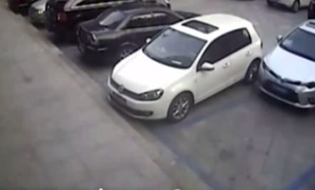 Οδηγός στην Κίνα τράκαρε 15 φορές το διπλανό αυτοκίνητο για να ξεπαρκάρει – ΒΙΝΤΕΟ