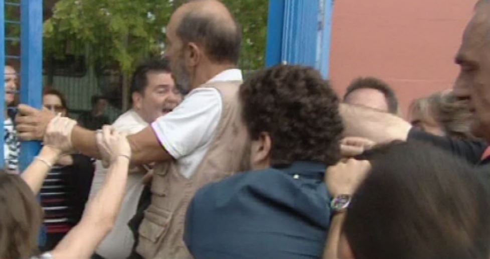 Γονείς και αλληλέγγυοι πιάστηκαν στα χέρια στο 66ο δημοτικό σχολείο στην Ακαδημία Πλάτωνος – ΒΙΝΤΕΟ