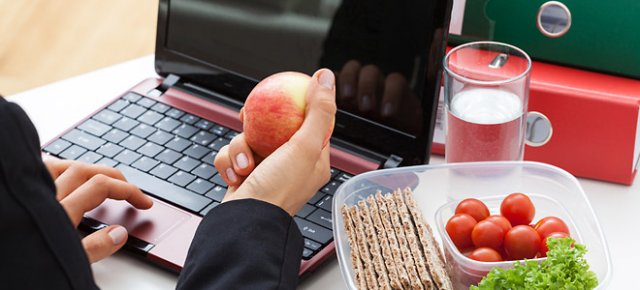 Πως μπορούμε να τρώμε υγιεινά στον χώρο εργασίας