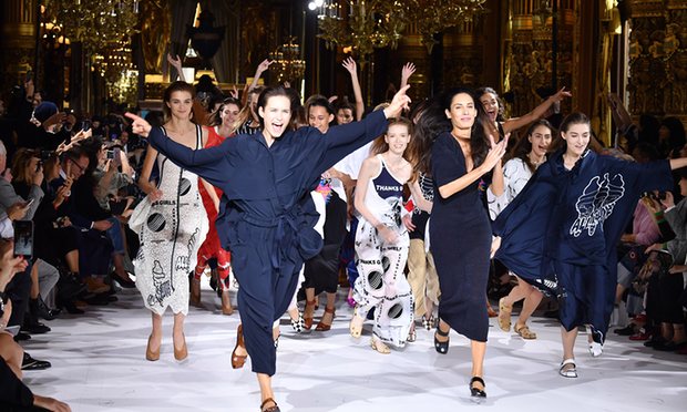 Φινάλε-έκπληξη σε επίδειξη μόδας – ΒΙΝΤΕΟ