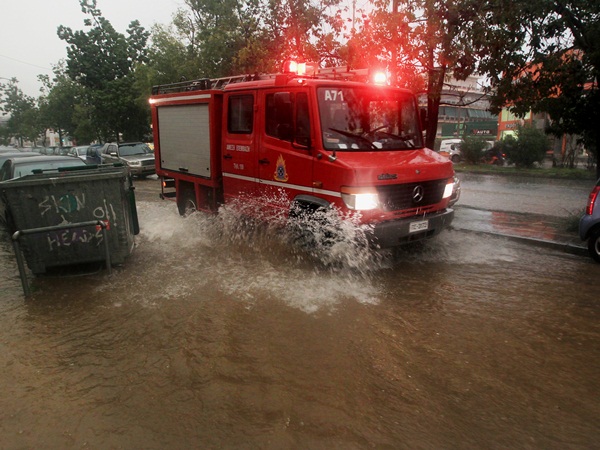 “Ποτάμια” οι δρόμοι στην Αττική – Πάνω από 100 κλήσεις δέχθηκε η Πυροσβεστική
