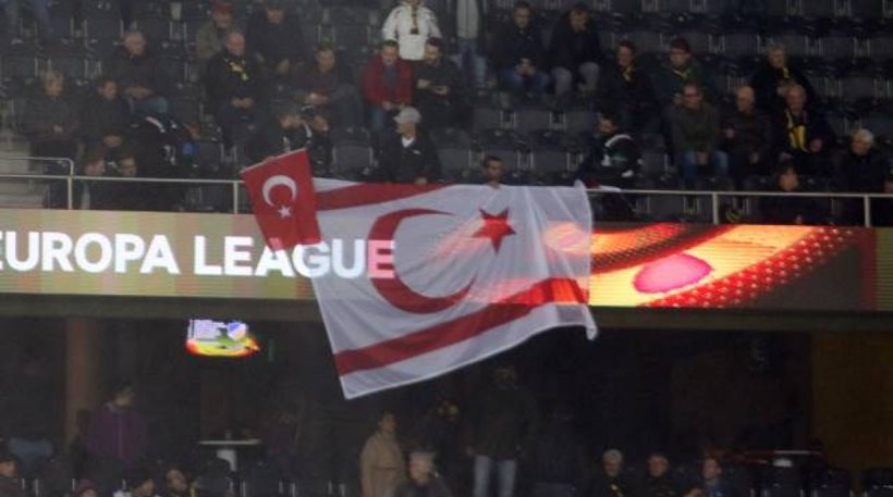 Πρόκληση απο τους Ελβετούς -Άπλωσαν στην κερκίδα σημαία του ψευδοκράτους