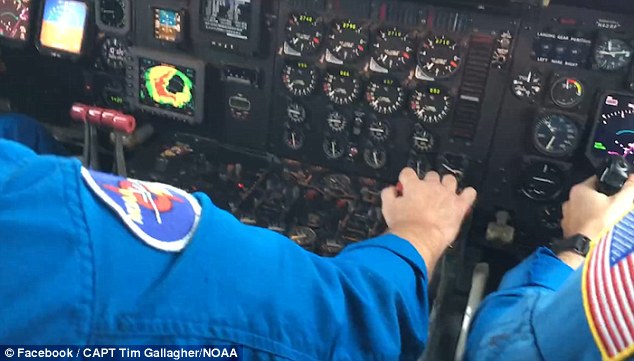 Αεροσκάφος στη δίνη του τυφώνα Μάθιου – ΒΙΝΤΕΟ