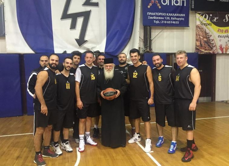 Ο Ιερώνυμος με μπάλα του μπάσκετ – ΦΩΤΟ