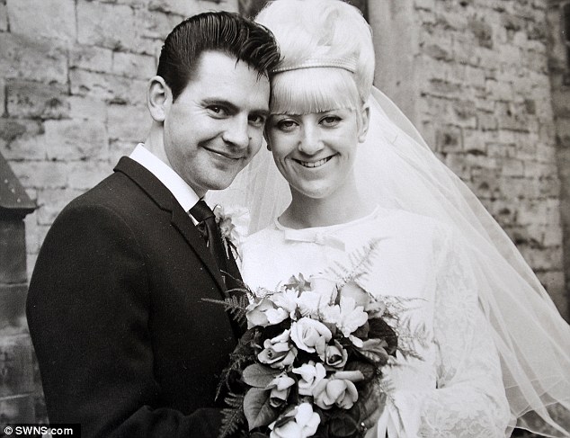 Βρετανία: Φόρεσαν ξανά τα ρούχα του γάμου τους μετά απο 50 χρόνια – ΦΩΤΟ