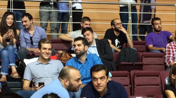 Ο Τσίπρας στην εξέδρα με τους νεολαίους του ΣΥΡΙΖΑ – ΦΩΤΟ