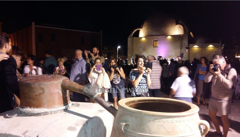 Κοσμοσυρροή στη γιορτή τσικουδιάς στο λιμάνι των Χανίων – ΒΙΝΤΕΟ