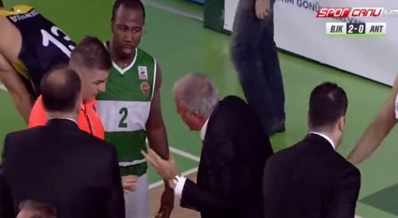 Η έφοδος του Ομπράντοβιτς στο γήπεδο για να αποφευχθεί το ξύλο – ΒΙΝΤΕΟ