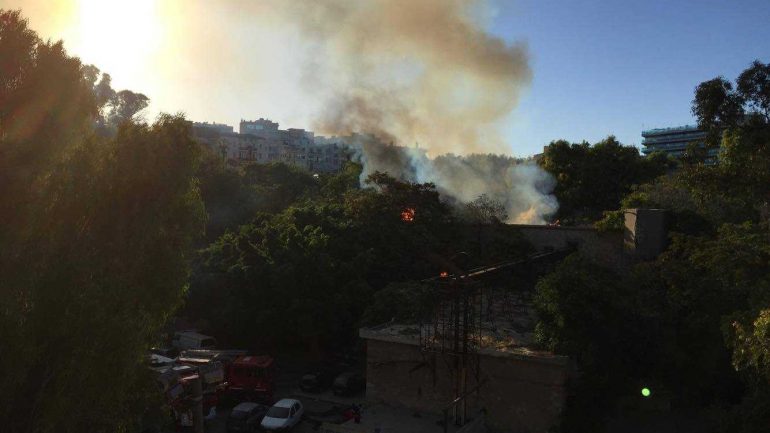 Φωτιά σε εγκαταλελειμμένο εργοστάσιο στο Ηράκλειο Κρήτης – ΤΩΡΑ