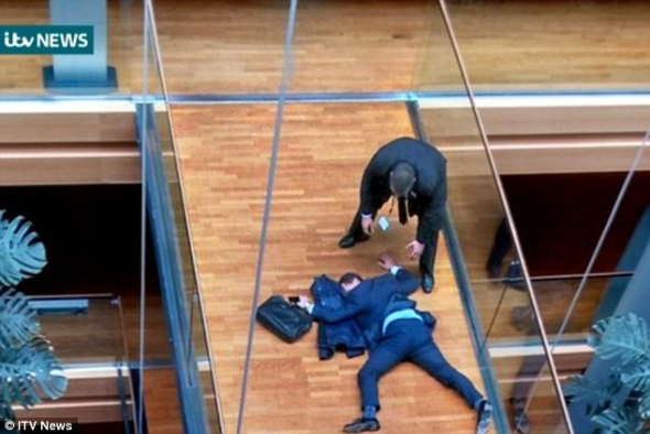 Το καυστικό σκίτσο των Times για τον τραυματισμό του ευρωβουλευτή – ΦΩΤΟ