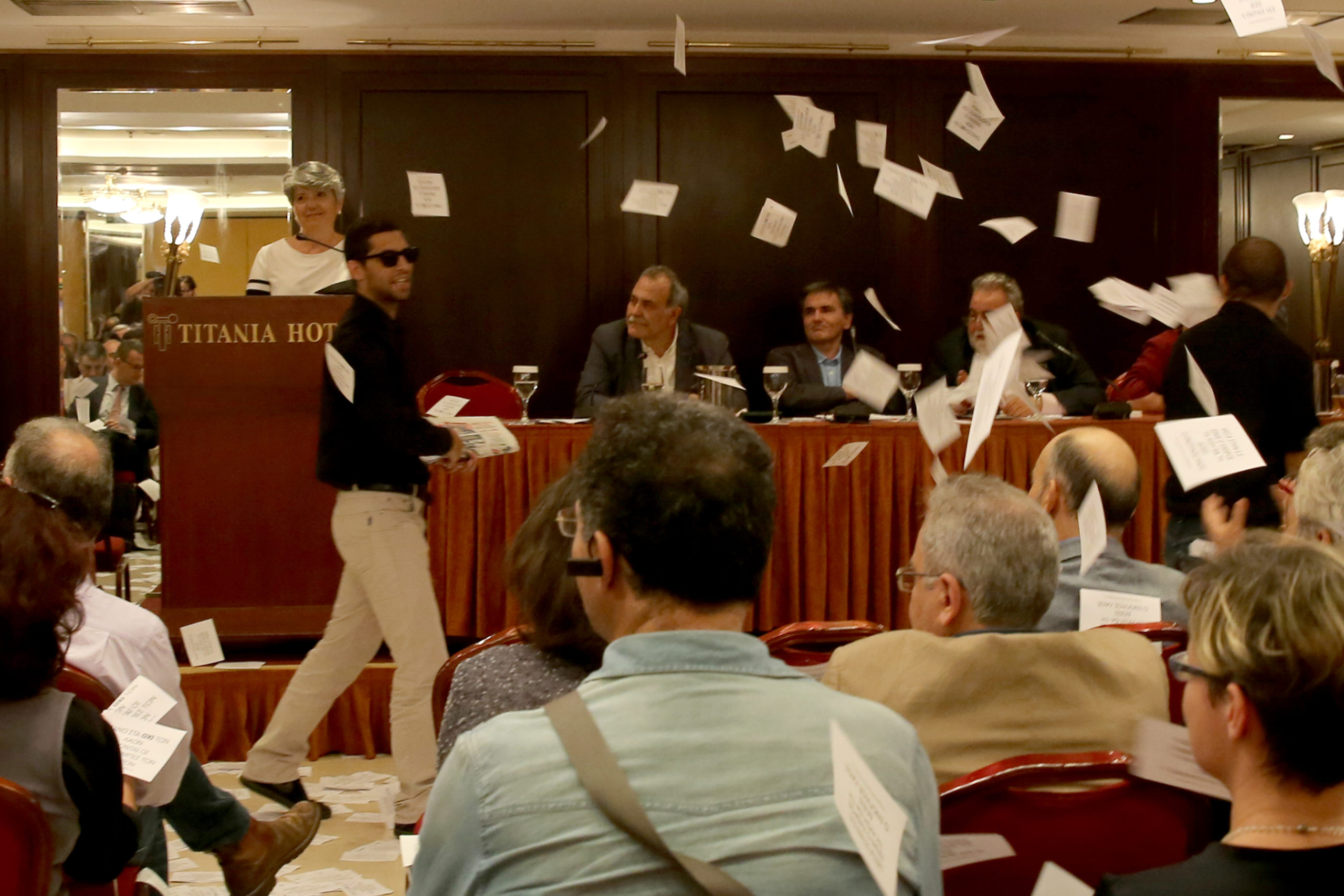 Το φυλλάδιο που πέταξαν τα μέλη του Ρουβίκωνα στην εκδήλωση του ΣΥΡΙΖΑ – ΦΩΤΟ