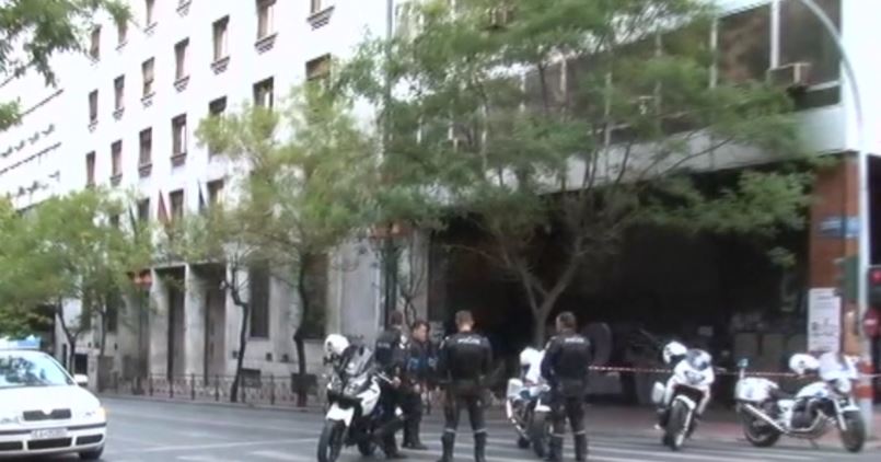 Αποκλεισμένη η περιοχή γύρω από το Παρακαταθηκών και Δανείων – ΦΩΤΟ