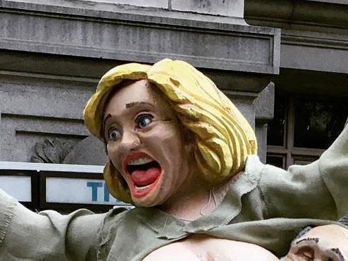 Ένταση στο Μανχάταν εξαιτίας γυμνού αγάλματος της Χίλαρι Κλίντον – ΦΩΤΟ – ΒΙΝΤΕΟ
