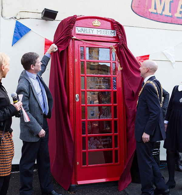 perierga.gr - Το μικρότερο μουσείο στον κόσμο... σε τηλεφωνικό θάλαμο!