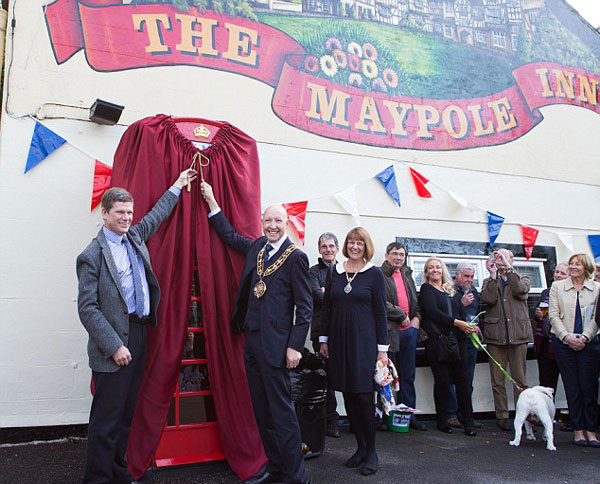 perierga.gr - Το μικρότερο μουσείο στον κόσμο... σε τηλεφωνικό θάλαμο!