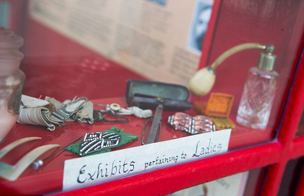 perierga.gr - Το μικρότερο μουσείο στον κόσμο... σε τηλεφωνικό θάλαμο!