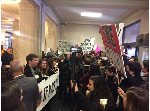 Διαδηλωτές εισέβαλαν με πλακάτ στο αρχηγείο του Τραμπ – ΦΩΤΟ – ΒΙΝΤΕΟ