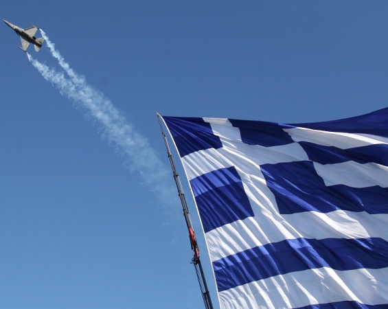 Οι εντυπωσιακοί ελιγμοί του F-16 στην Κρήτη που κόβουν την ανάσα – ΒΙΝΤΕΟ