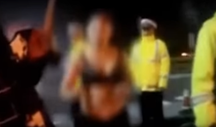 Άρχισε να γδύνεται για να γλιτώσει το πρόστιμο για το αλκοτέστ – ΒΙΝΤΕΟ