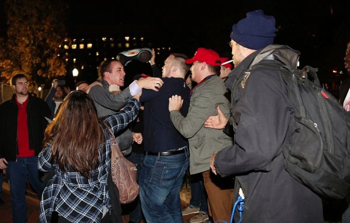 Επεισόδιο μεταξύ οπαδών της Χίλαρι και του Τραμπ έξω από τον Λευκό Οίκο – ΦΩΤΟ