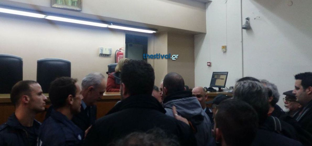 Ένταση στα δικαστήρια Θεσσαλονίκης με διαδηλωτές για τους πλειστηριασμούς – ΒΙΝΤΕΟ