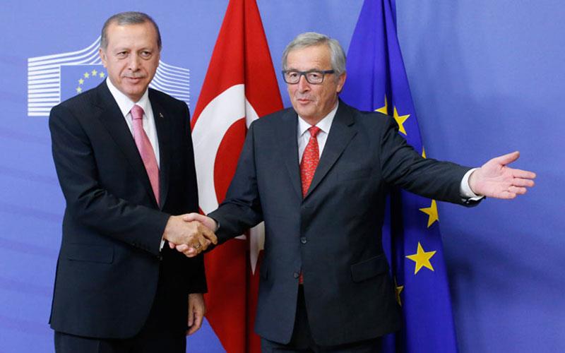 Γιούνκερ: Έχω ανοσία στις απειλές των Τούρκων ηγετών