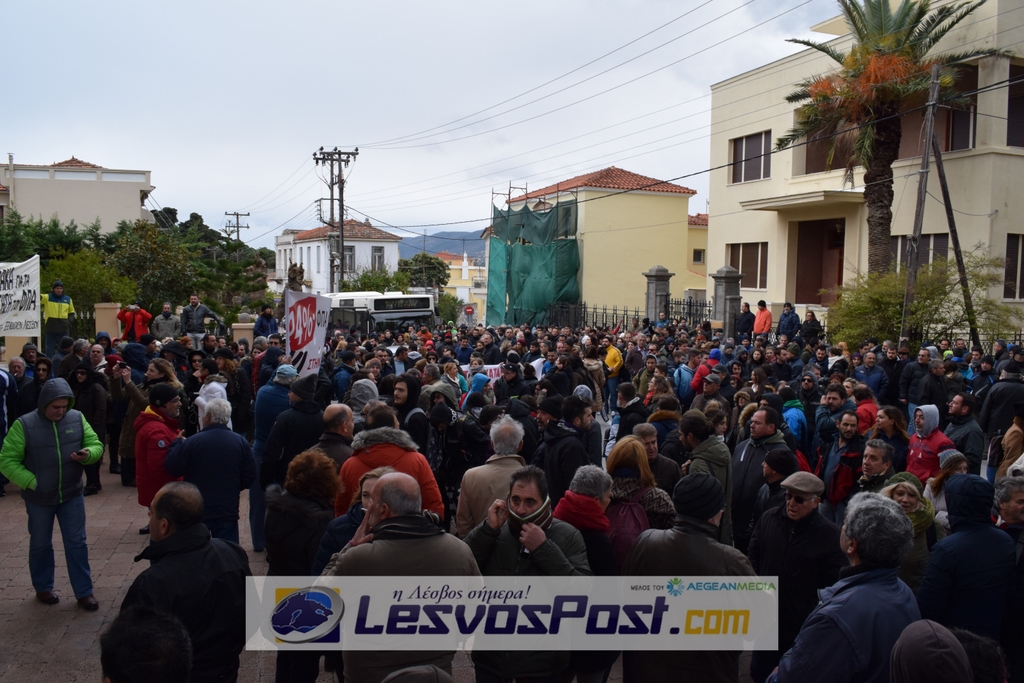 Μεγάλη κινητοποίηση κατά της αύξησης του ΦΠΑ στη Λέσβο – ΒΙΝΤΕΟ – ΦΩΤΟ