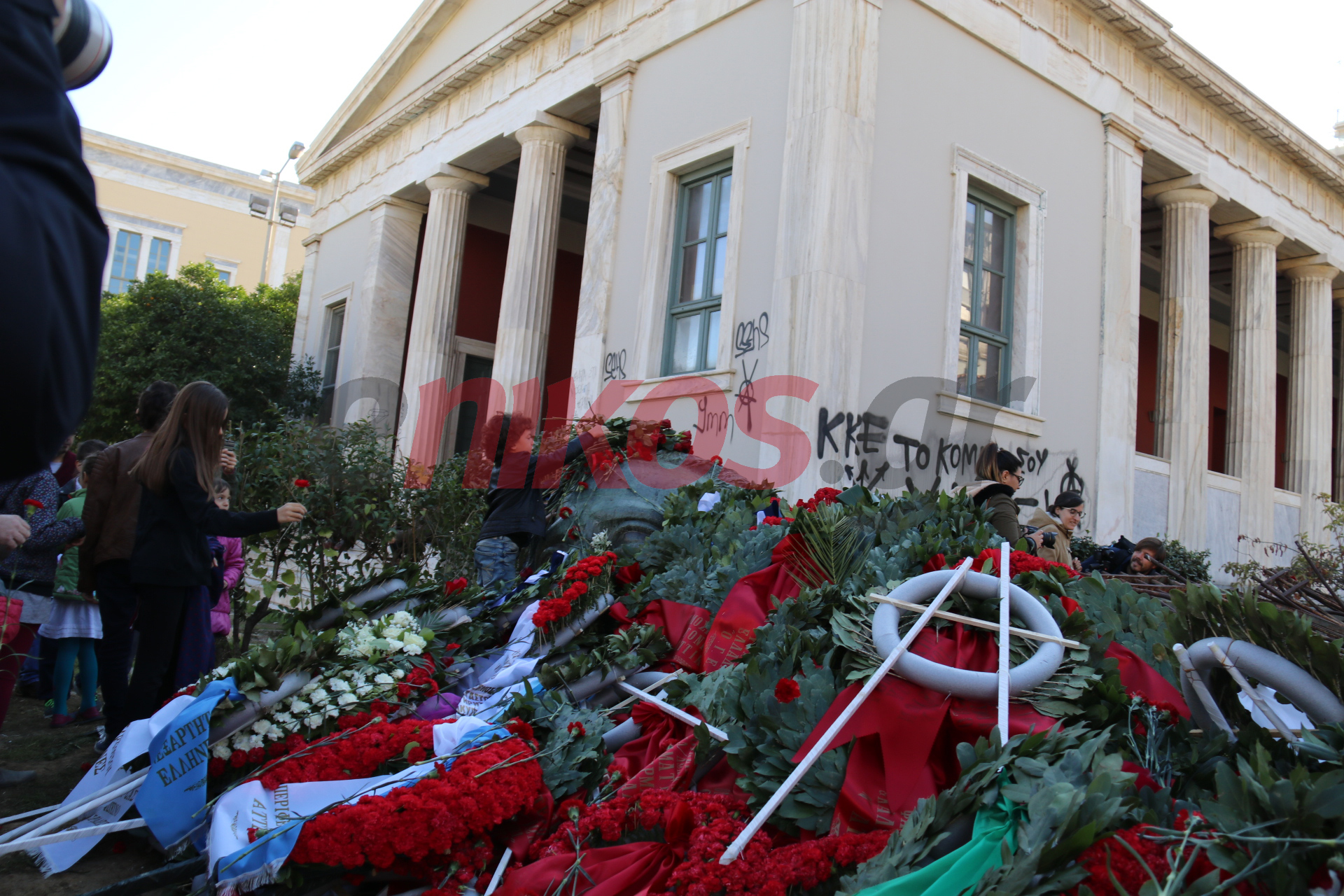Άνδρες, γυναίκες και παιδιά αφήνουν λουλούδια στο Πολυτεχνείο – ΦΩΤΟ – ΤΩΡΑ