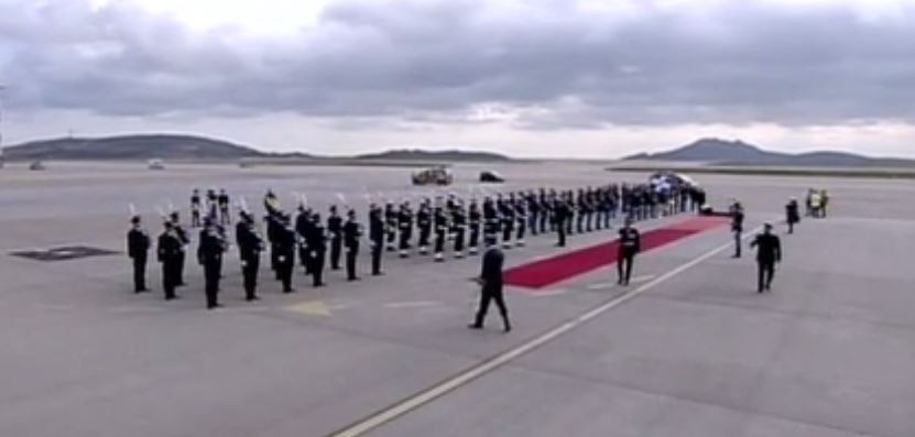 Οι ετοιμασίες για την υποδοχή Ομπάμα στο αεροδρόμιο – BINTEO