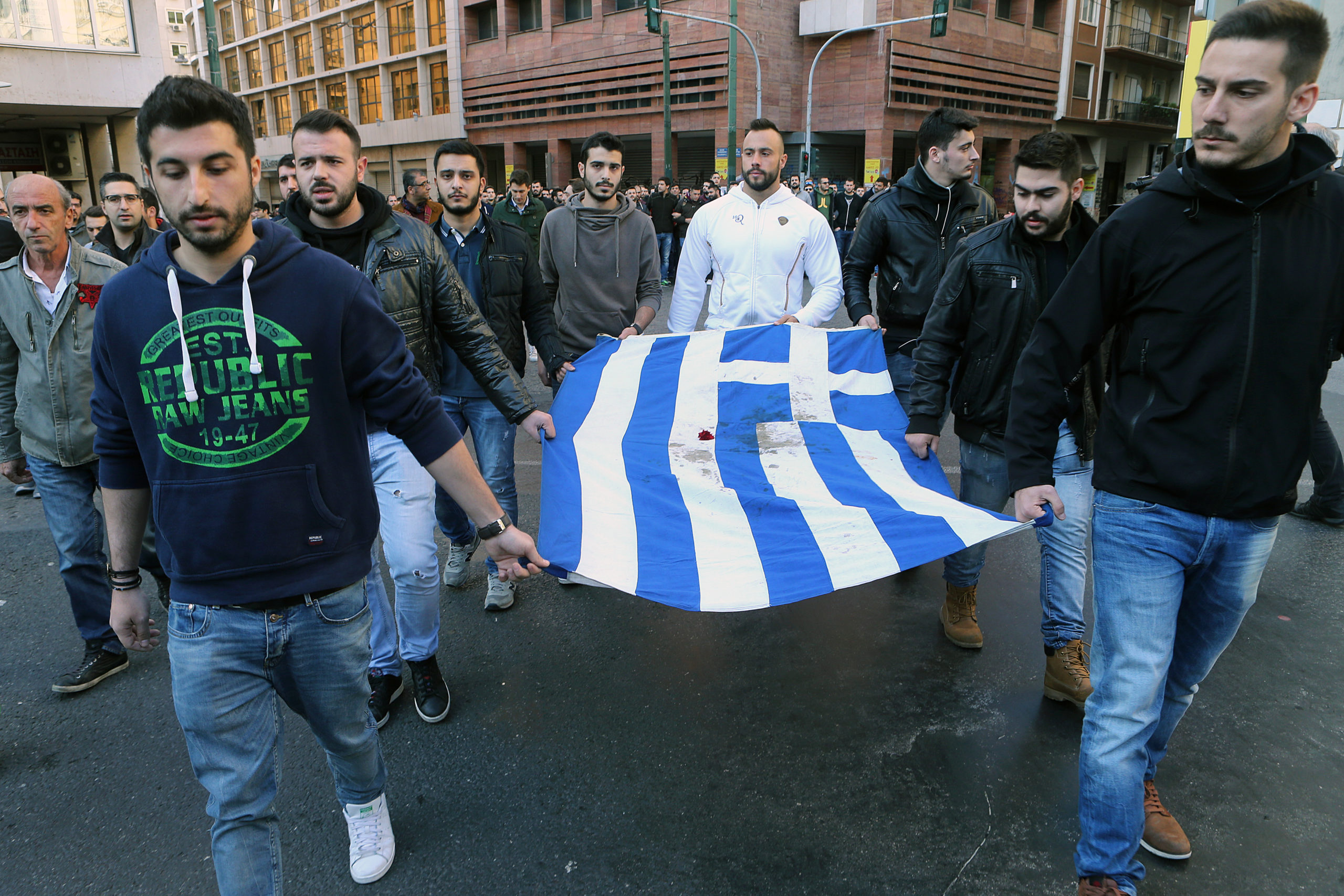 ΦΩΤΟ με την αιματοβαμμένη σημαία του Πολυτεχνείου στην κορυφή της πορείας – ΤΩΡΑ